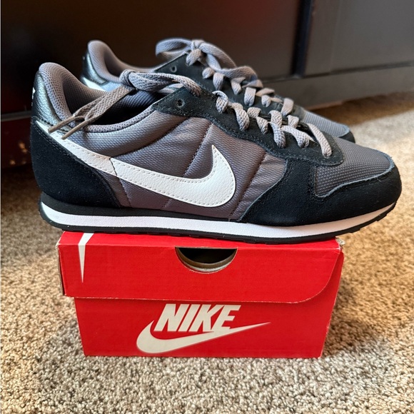 Nike Women's Genicco Sneakers New - Picture 8 of 9